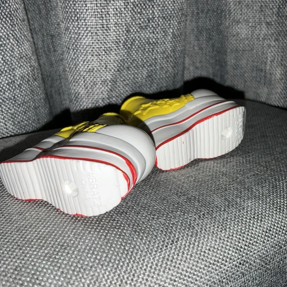 BRATZ Doll Kisses! XOXO Fashion Pack REPLACEMENT Yellow PLATFORM SNEAKERS EUC